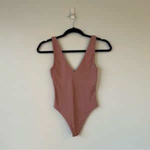 Babaton Contour V-Neck Bodysuit - Hazy Pink XXS